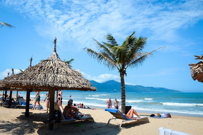 Bãi biển Bãi Cháy là một trong những bãi biển đẹp nhất của tỉnh Quảng Ninh